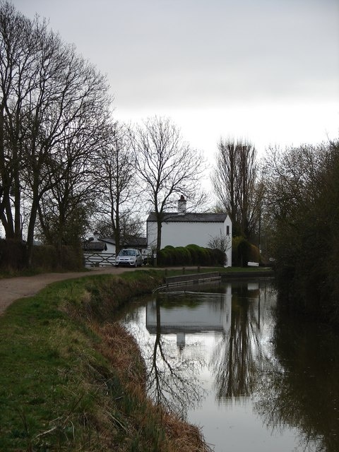 Cottage at the Canalside On the Stratford-Upon-Avon canal.