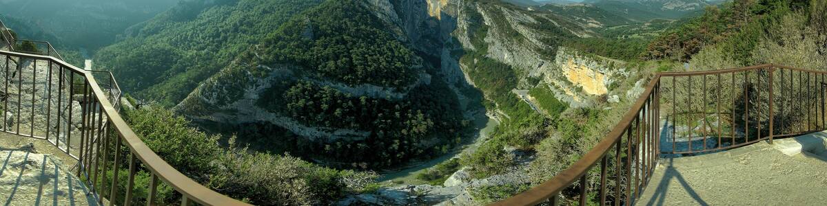 Photo "Vue panoramique sur les Gorges du Verdon depuis le Point Sublime" by Sendell (Creative Commons Attribution-Share Alike 4.0) / Cropped from original