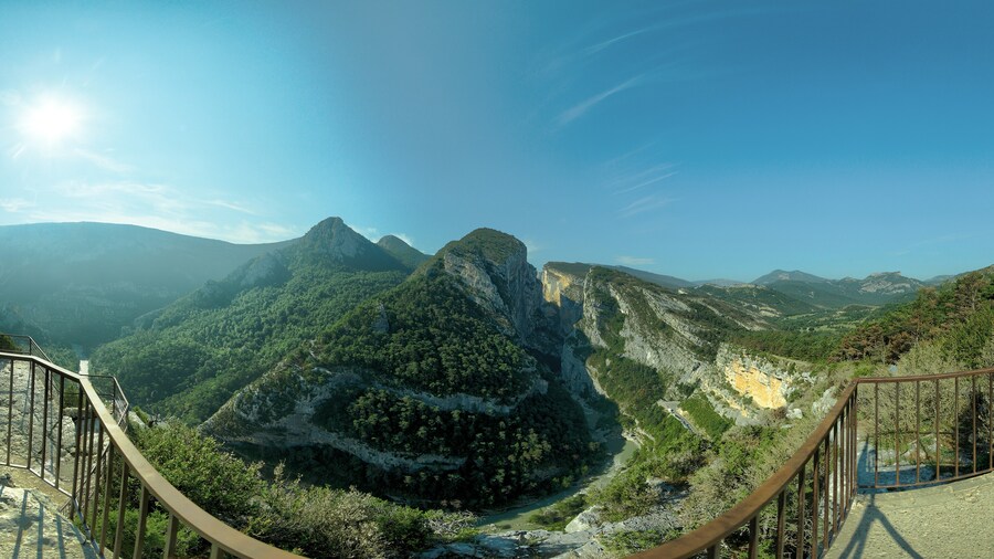 Photo "Vue panoramique sur les Gorges du Verdon depuis le Point Sublime" by Sendell (Creative Commons Attribution-Share Alike 4.0) / Cropped from original
