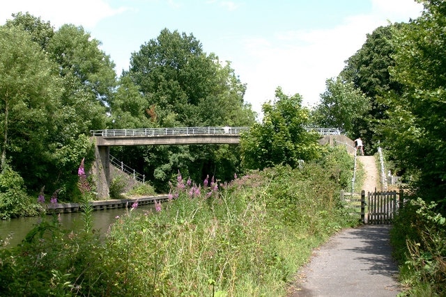 Photo "<h2>Top places to stay in Walton-on-Thames with breakfast</h2>" by David Kemp (CC BY-SA) / Cropped from original