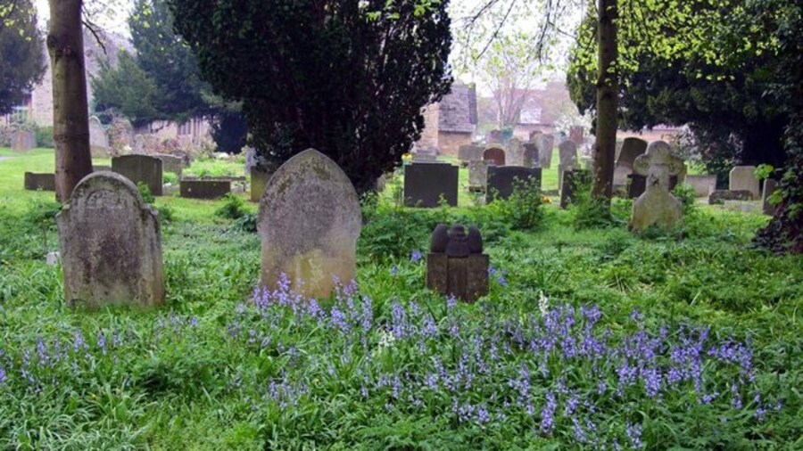 Photo "St James the Apostle parish churchyard, Cowley, Oxfordshire" by Steve Daniels (Creative Commons Attribution-Share Alike 2.0) / Cropped from original