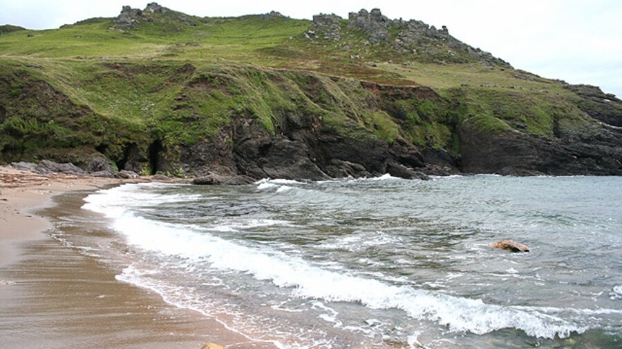 Photo "Malborough: Soar Mill Cove Looking south east" by Martin Bodman (Creative Commons Attribution-Share Alike 2.0) / Cropped from original