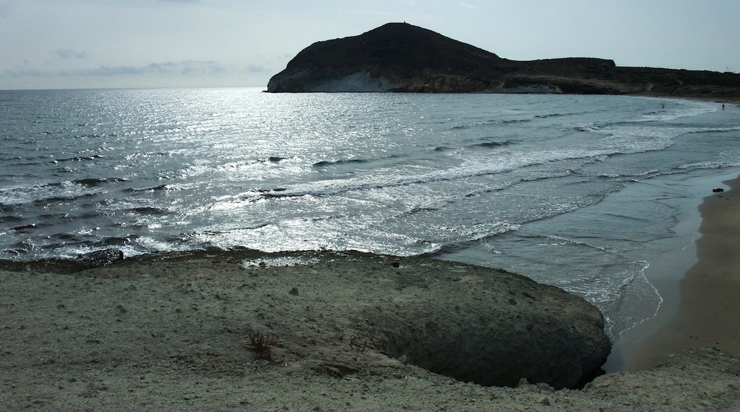 Foto „Strand von Mónsul“ von Nikater (CC BY-SA)/zugeschnittenes Original
