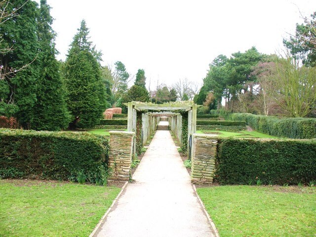 写真「エークーム」 投稿者 Gordon Hatton 様 (CC BY-SA) / 元の写真からトリミング