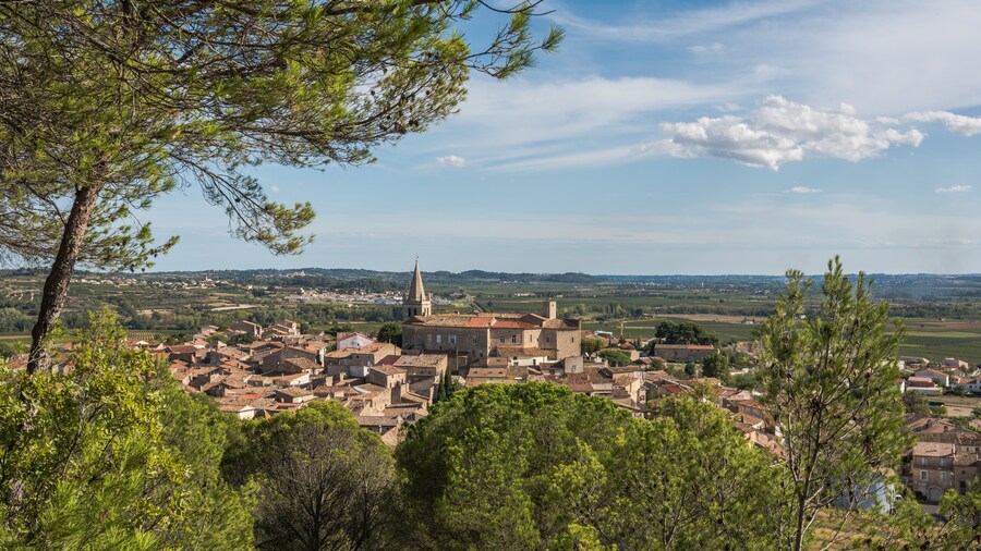 Photo "Murviel-lès-Béziers, Hérault, France. View of the village from the North." by Christian Ferrer (Creative Commons Attribution-Share Alike 4.0) / Cropped from original