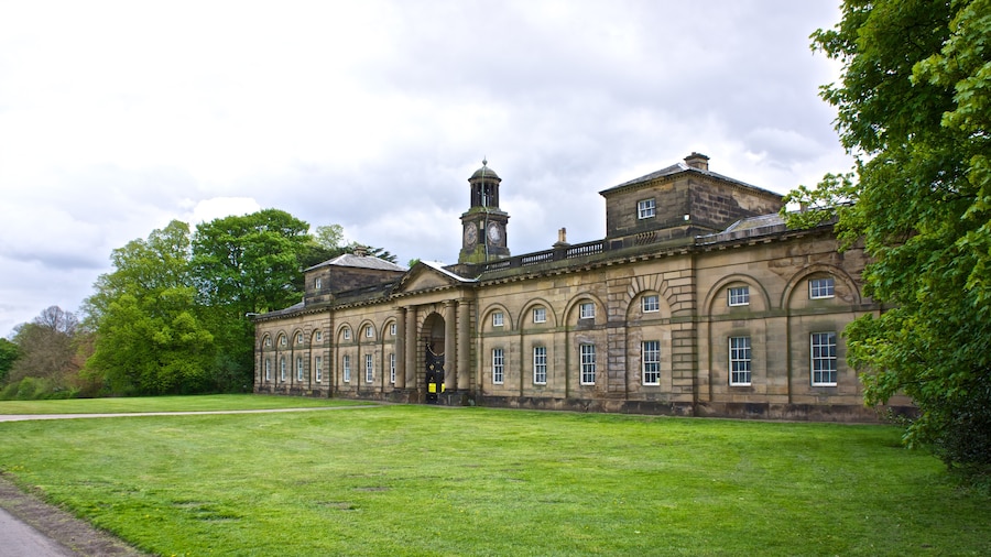 Photo "The Stables, Wentworth Woodhouse" by Paul Buckingham (Creative Commons Attribution-Share Alike 2.0) / Cropped from original