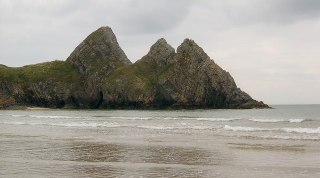 ภาพ "หาด Three Cliffs Bay" โดย L J Cunningham (CC BY-SA) / ตัดภาพจากขนาดต้นฉบับ