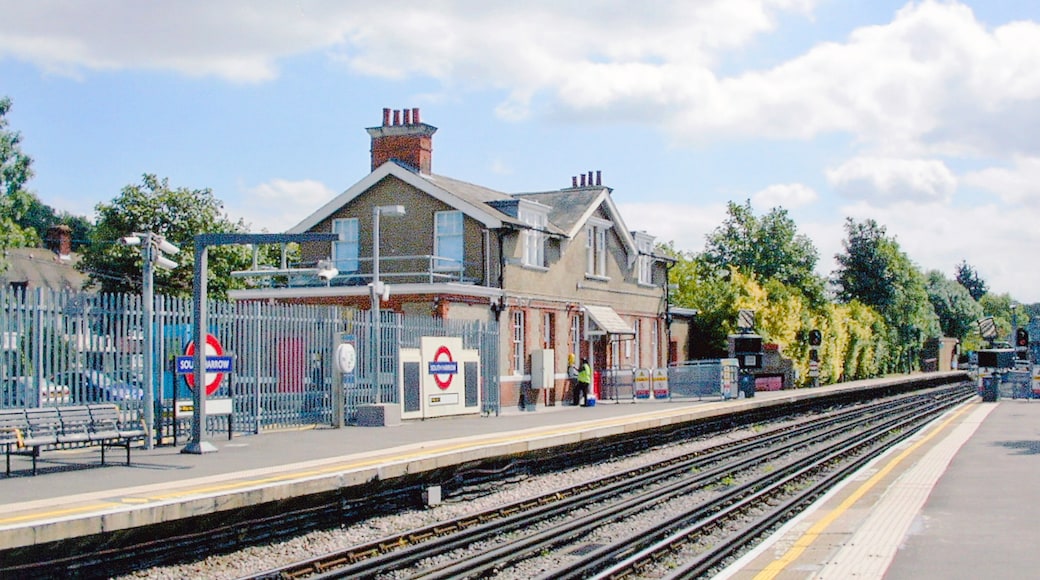 Photo "South Harrow" by Ben Brooksbank (CC BY-SA) / Cropped from original