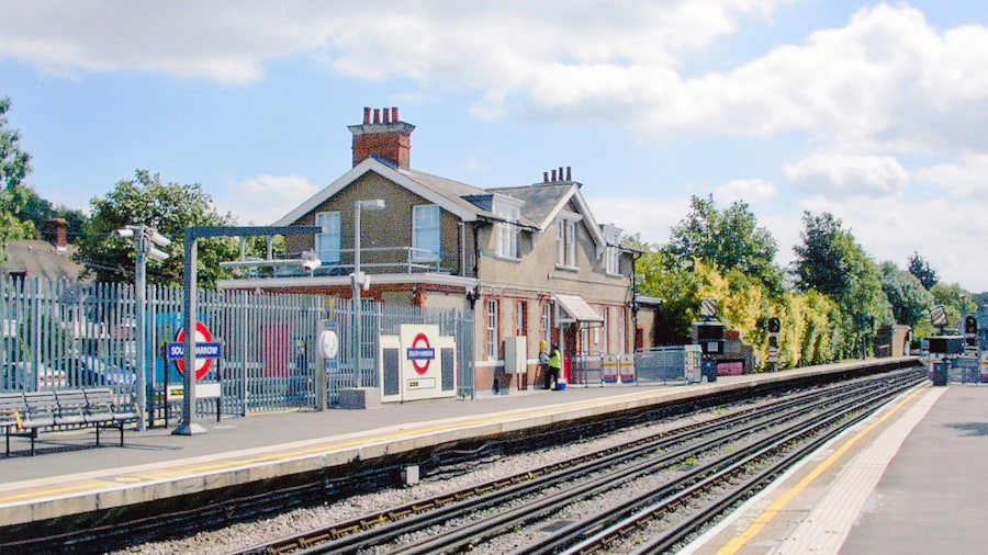 Photo "South Harrow station, Piccadilly Line. View southward on the line from Uxbridge and Rayners Lane, towards Acton Town, Piccadilly Circus, King's Cross St Pancras and Cockfosters: London Underground. The Station House is privately occupied" by Ben Brooksbank (Creative Commons Attribution-Share Alike 2.0) / Cropped from original