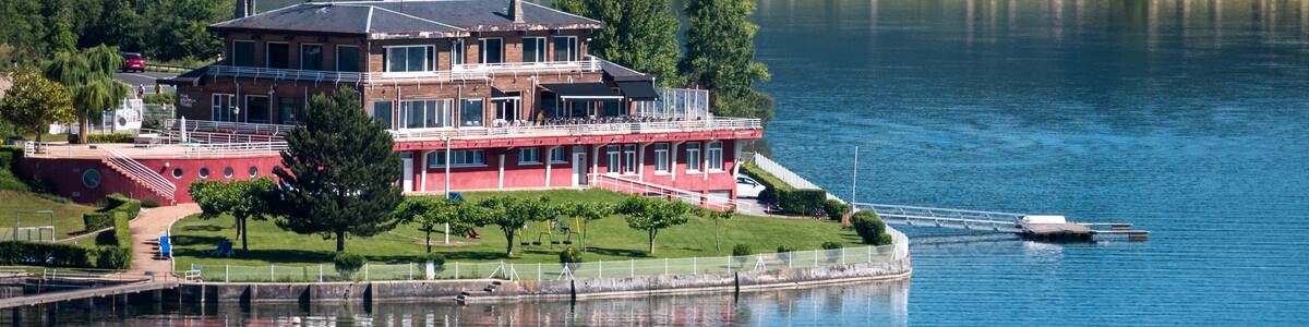 Photo "The Vitoria Nautic Club at Ullíbarri-Gamboa as seen from Punta de San Juan. Álava, Basque Country, Spain" by Basotxerri (Creative Commons Attribution-Share Alike 4.0) / Cropped from original