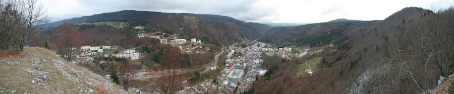 La ville de Morez (France), vue de la Roche au Dade (919 m d'altitude)