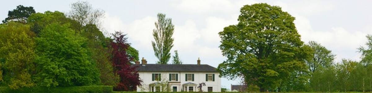 Photo "The Hall, Ugley" by Ian Capper (Creative Commons Attribution-Share Alike 2.0) / Cropped from original