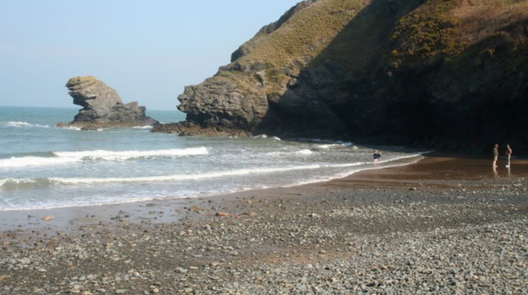Photo "Llangrannog Beach" by Roger Whittleston (CC BY-SA) / Cropped from original