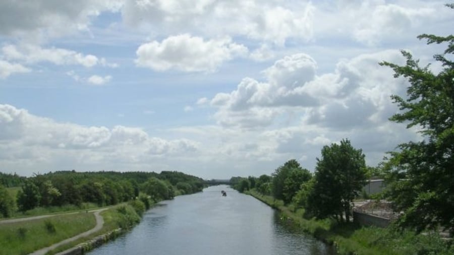 Photo "Aire & Calder Navigation - Aberford Road" by Betty Longbottom (Creative Commons Attribution-Share Alike 2.0) / Cropped from original