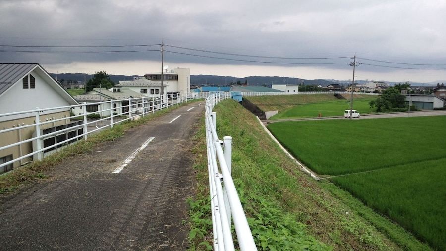 Photo "加越能鉄道 旧加越線跡 福野跨線橋" by クハ４１９－５ (Creative Commons Attribution-Share Alike 3.0) / Cropped from original