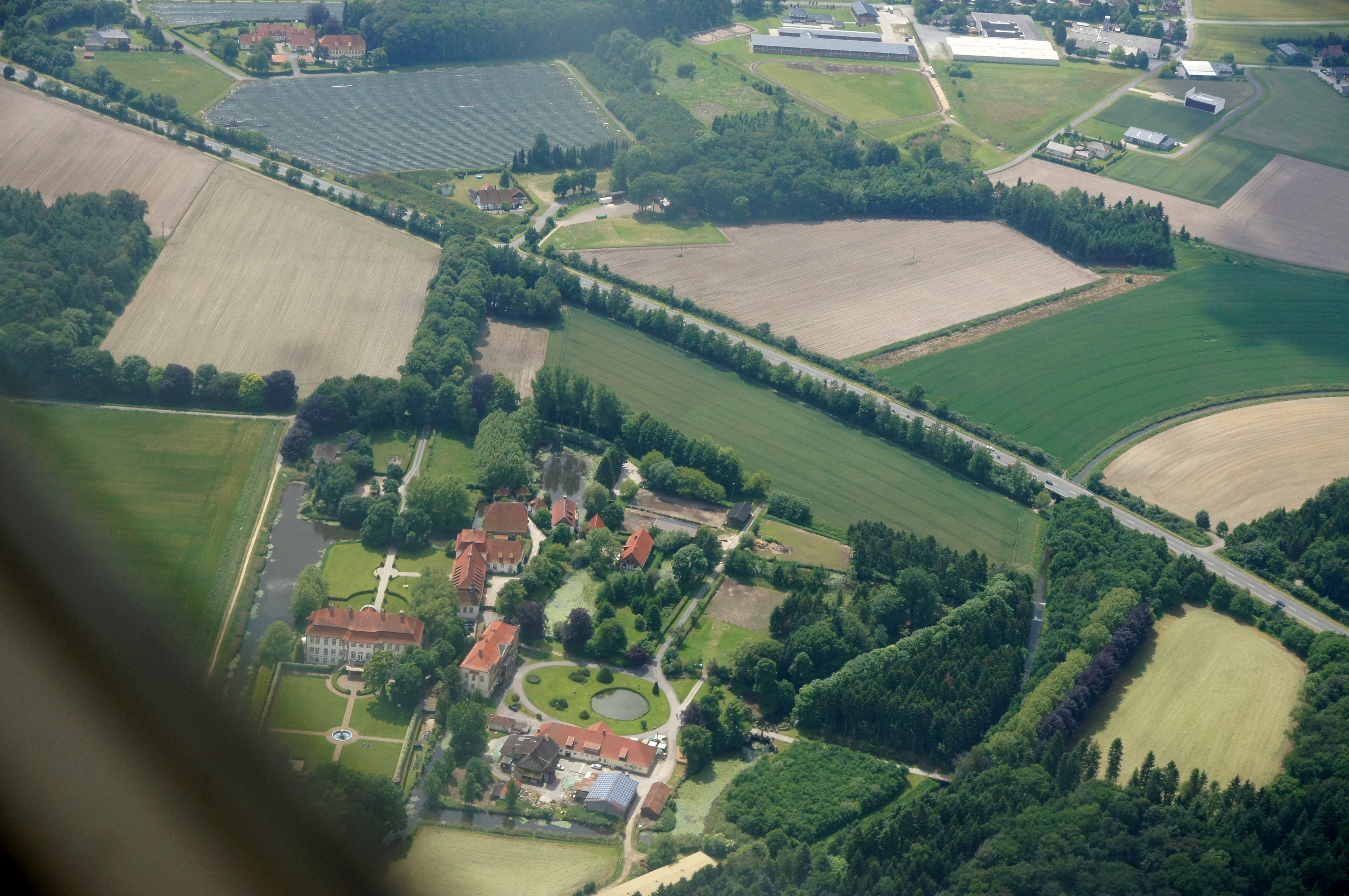 ภาพ "เชียร์โลห์" โดย Günter Seggebäing, Coesfeld (CC BY-SA) / ตัดภาพจากขนาดต้นฉบับ