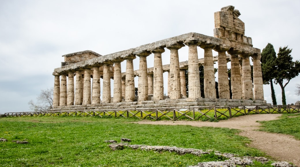 Foto “Temple of Athena” oleh CiroTepedino (page does not exist) (CC BY-SA) / Dipangkas daripada yang asal