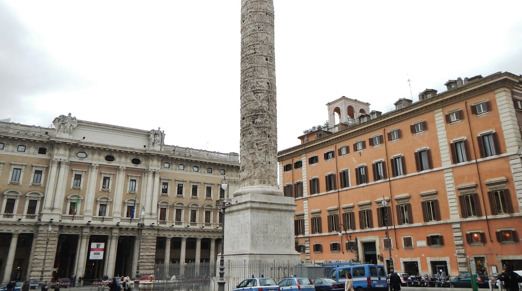 Foto “Columna de Marco Aurelio” tomada por qwesy qwesy (CC BY); recorte de la original