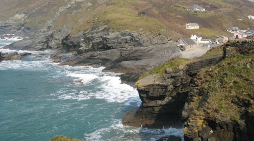 Photo "Trebarwith Strand" by Ulrich Hartmann (CC BY-SA) / Cropped from original