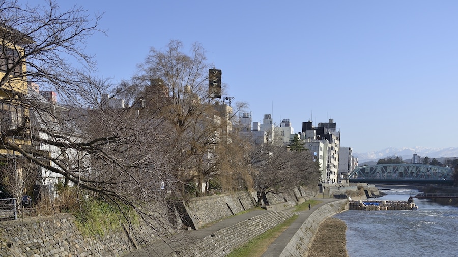 Photo "犀川大橋周辺の風景" by 金沢市 (Creative Commons Attribution 2.1 jp) / Cropped from original