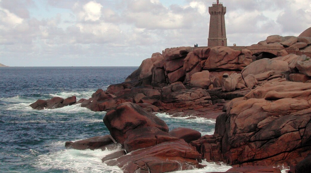 Foto "Gurunhuel" oleh PIERRE ANDRE LECLERCQ (CC BY-SA) / Dipotong dari foto asli