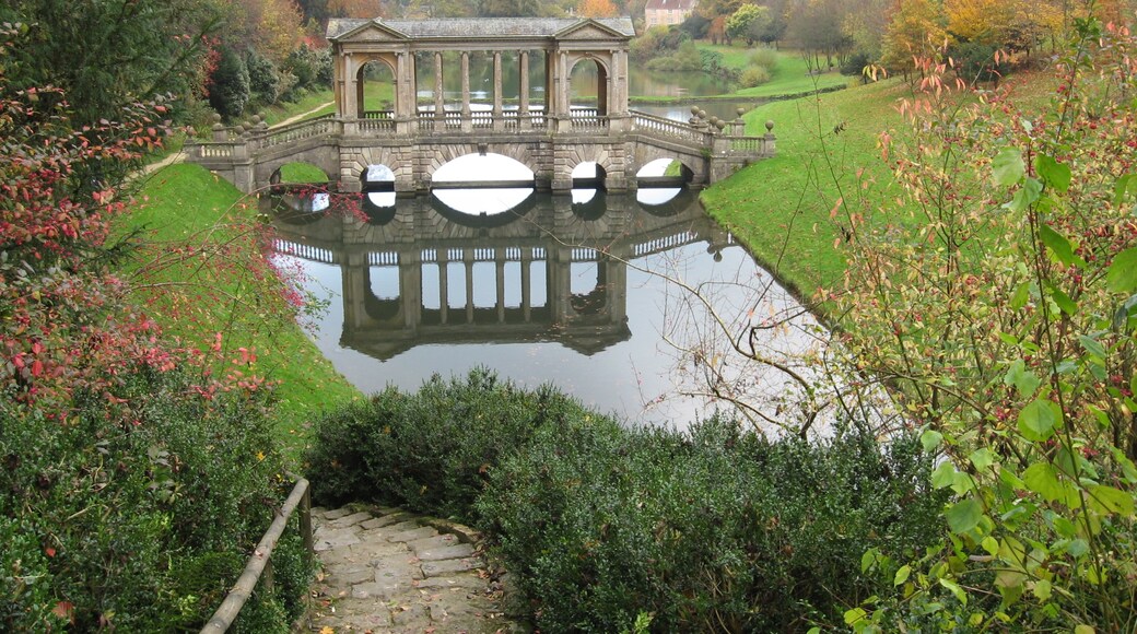 Photo "Prior Park Landscape Garden" by Robert Powell (CC BY-SA) / Cropped from original