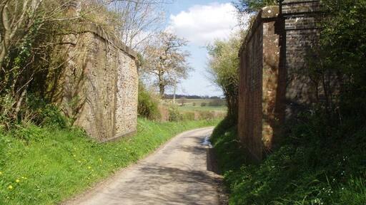 Kuva ”Gateley” käyttäjältä David Williams (CC BY-SA) / rajattu alkuperäisestä kuvasta