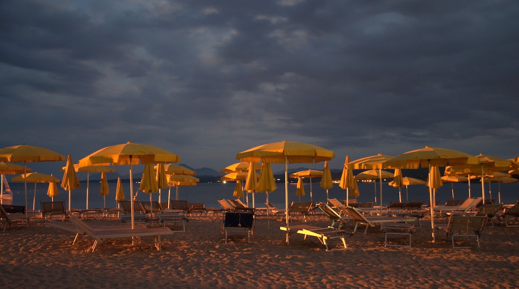 Foto ‘Strand van San Gemiliano’ van nnike (CC BY) / bijgesneden versie van origineel
