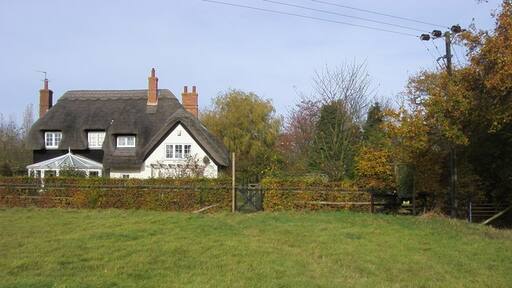 "Kingswood"-foto av Shaun Ferguson (CC BY-SA) / Urklipp från original