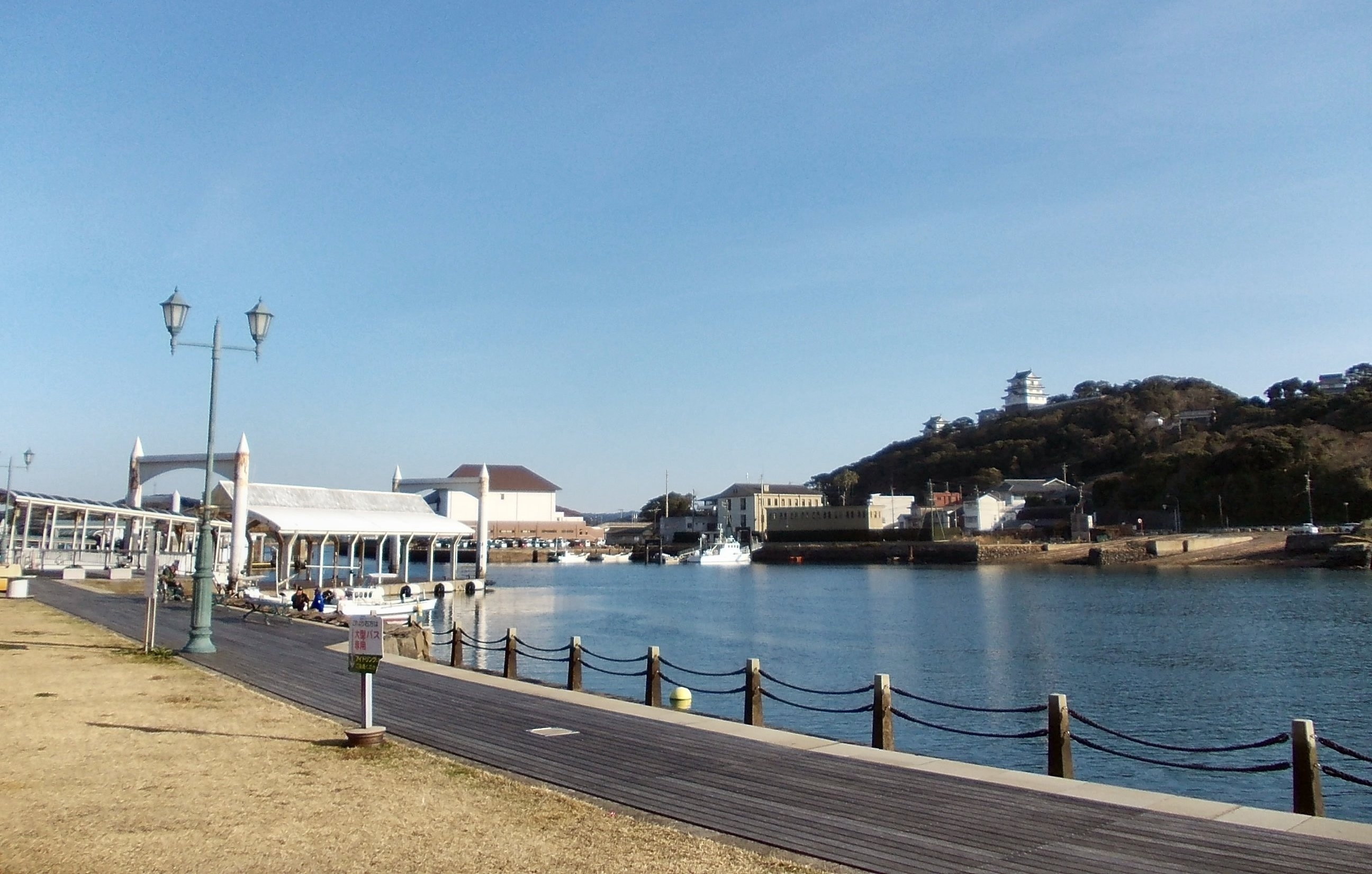 Foto "Castillo Hirado" por STA3816 (CC BY-SA) / Recortada de la original