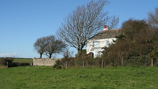Photo "Ringmore" by Martin Bodman (CC BY-SA) / Cropped from original