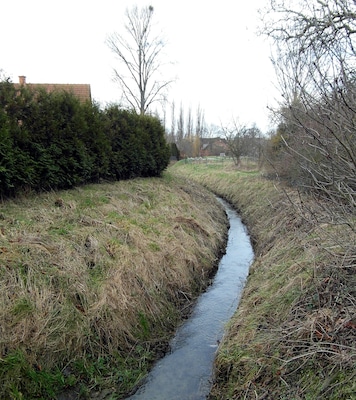 Der Levster Bach in Redderse, Stadtteil von Gehrden, Region Hannover, Niedersachsen, Deutschland