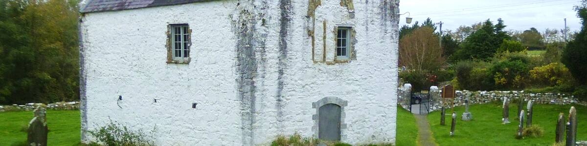 Photo "Mortuary chapel, Carew Cheriton" by Gordon Hatton (Creative Commons Attribution-Share Alike 2.0) / Cropped from original