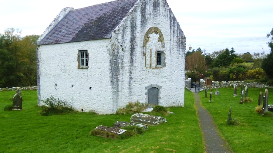 Photo "Mortuary chapel, Carew Cheriton" by Gordon Hatton (Creative Commons Attribution-Share Alike 2.0) / Cropped from original