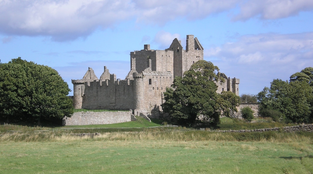 Photo "Craigmillar Castle" by Marjolein1 (page does not exist) (CC BY-SA) / Cropped from original