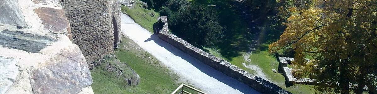 Photo "Velhartice - hrad a zámek" by avu-edm (Creative Commons Attribution 3.0) / Cropped from original