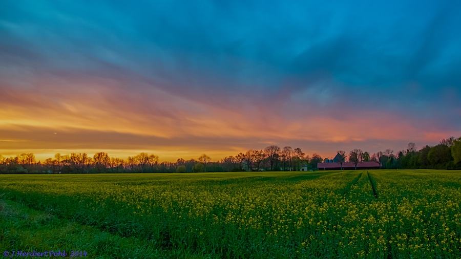 Photo "Eichenau, Oberbayern, Abendstimmung." by Heribert Pohl --- Thanks for half a million clicks! (Creative Commons Attribution-Share Alike 2.0) / Cropped from original