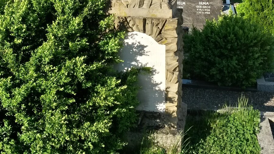 Photo "Grabmal Valentin Joseph Klingler († 1902), Gaulsheimer Straße, auf dem Friedhof: Engelsfigur mit Baumstumpf auf Felssockel" by Aidexxx (Creative Commons Attribution-Share Alike 4.0) / Cropped from original