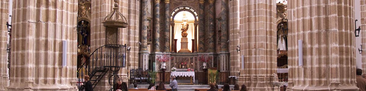 Photo "A finales del siglo XV, el Arzobispado de Sevilla decide sustituir la obra de los siglos XIII y XIV. Trazada por el maestro del gótico Alonso Rodríguez, o su anterior Juan de Hoces, alcanzará su última fase constructiva a principios del XVII, a causa de problemas financieros y a la guerra con Portugal." by José Luis Filpo Cabana (Creative Commons Attribution 3.0) / Cropped from original