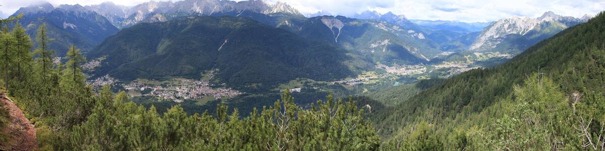 Photo "Domegge di Cadore 07/2010" by adirricor (Creative Commons Attribution 3.0) / Cropped from original