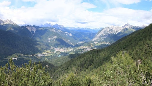 Photo "Domegge di Cadore" by adirricor (CC BY) / Cropped from original