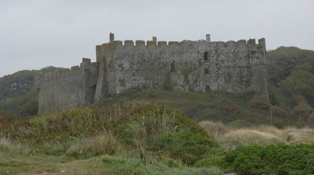 Photo "Manorbier Castle" by Mr M Evison (CC BY-SA) / Cropped from original
