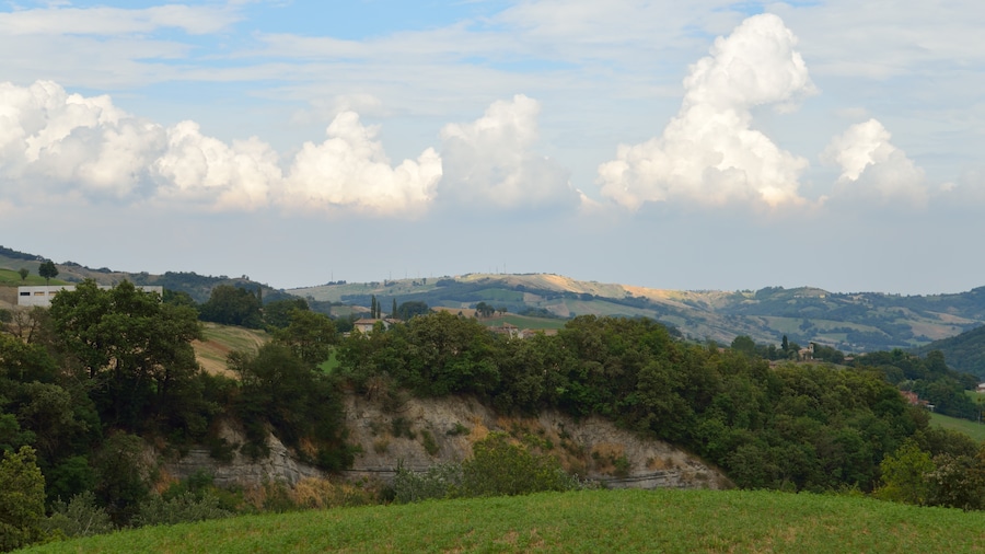 Photo "Appennino Reggiano - Viano (RE) Italia - 13 Luglio 2014" by Giorgio Galeotti (Creative Commons Attribution 3.0) / Cropped from original