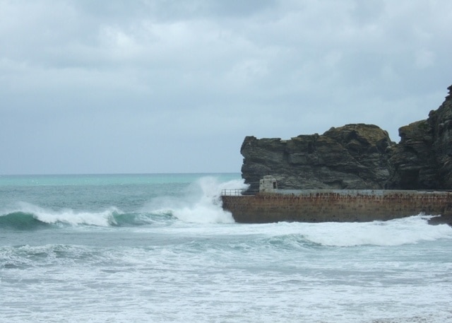 Pier head, Portreath The pier was extended out along the edge of a ridge of rocks in 1824 to provide a more sheltered entrance to the harbour. It is still a narrow and difficult entrance and must have been really challenging in the days of sail if there was any sort of a sea running bearing in mind this is not a particularly stormy day.