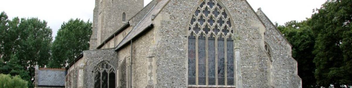 Photo "St Martin's parish church, Hindringham, Norfolk, seen from the east, with the parish war memorial between the viewer and the chancel" by Evelyn Simak (Creative Commons Attribution-Share Alike 2.0) / Cropped from original