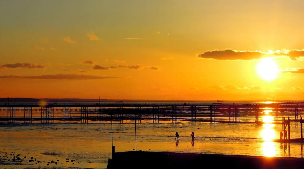 Photo "Southend Beach" by originalpickaxe (CC BY) / Cropped from original