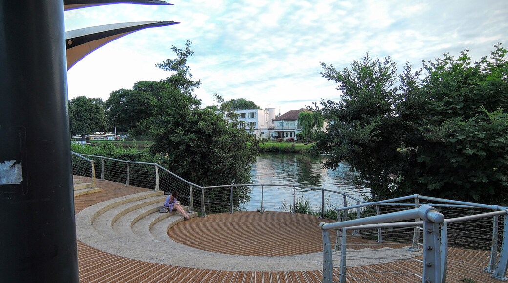 Photo "Staines Town Centre" by IIya Kuzhekin (CC BY) / Cropped from original