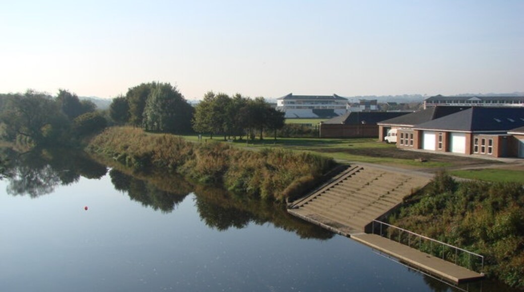 Kuva ”Little Lumley” käyttäjältä Bill Henderson (CC BY-SA) / rajattu alkuperäisestä kuvasta