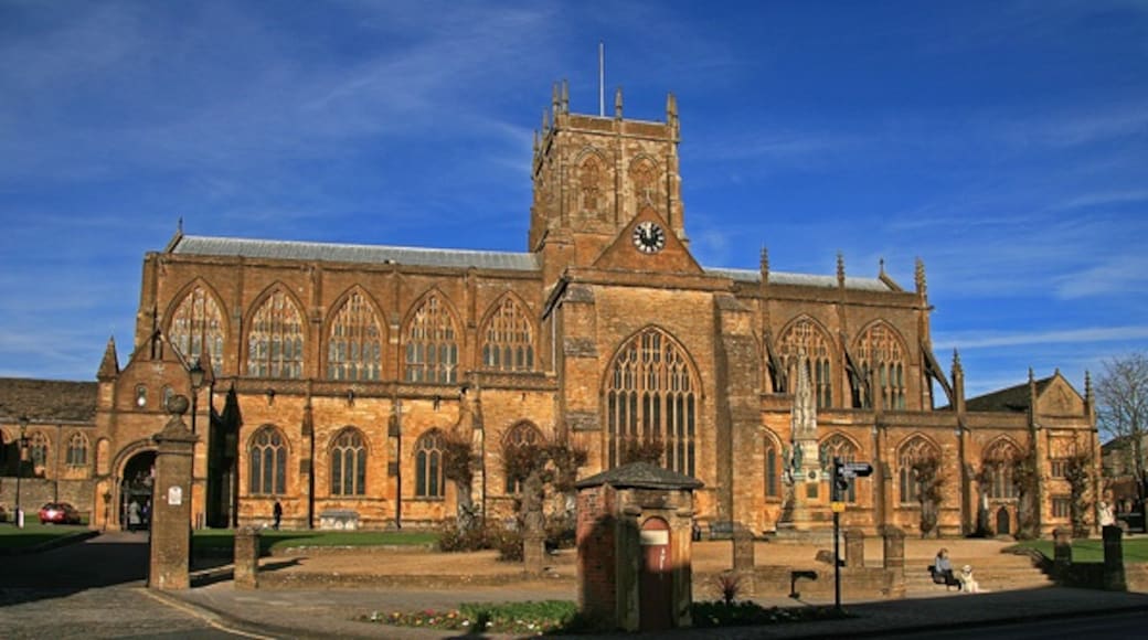 Photo "Sherborne Abbey" by Mike Searle (CC BY-SA) / Cropped from original