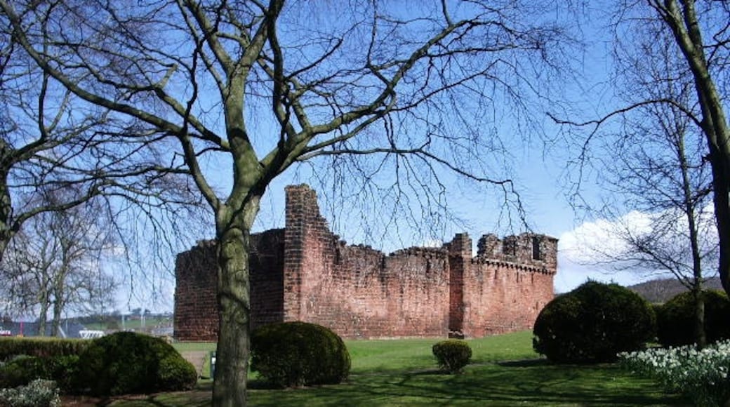 Photo "Penrith Castle" by Alexander P Kapp (CC BY-SA) / Cropped from original